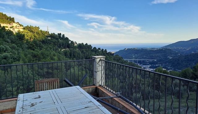 Holiday rental 7 km from the sea in the heights of menton