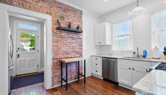 Urban Elegance Getaway – Historic 4 BDR in Trendy & Walkable Franklin Park!