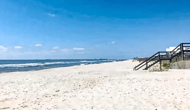 Cozy home across from the beach w/sunrise and sunset views