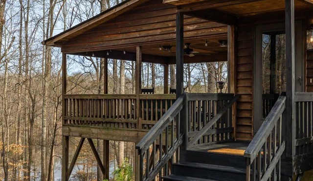 Secluded retreat in the countryside on a private lake, kayaks & walking trails.