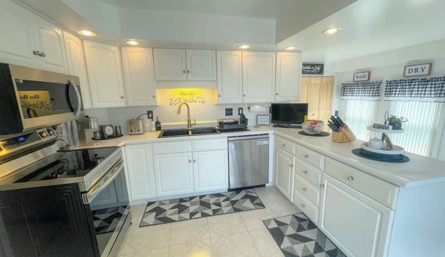 Beautiful 2nd Floor Cozy 2 Bedroom Unit with game room.