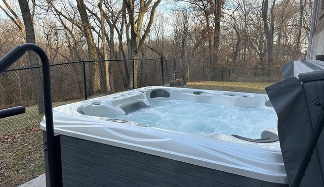 Spacious executive home, close to Historic trails, w/hot tub, pet friendly.