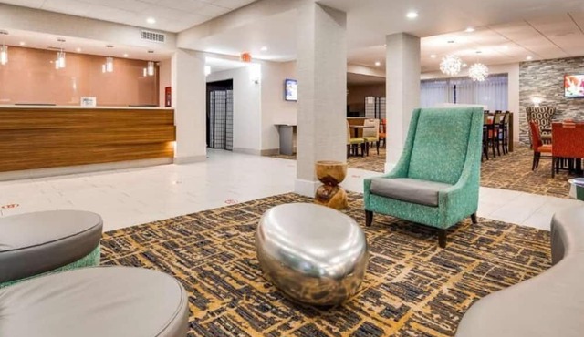Your Go-To for Comfort: Rooms with Modern Amenities & Poolside Fun