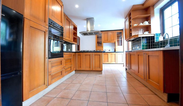 Large six bedroom home near Central London. Free parking.