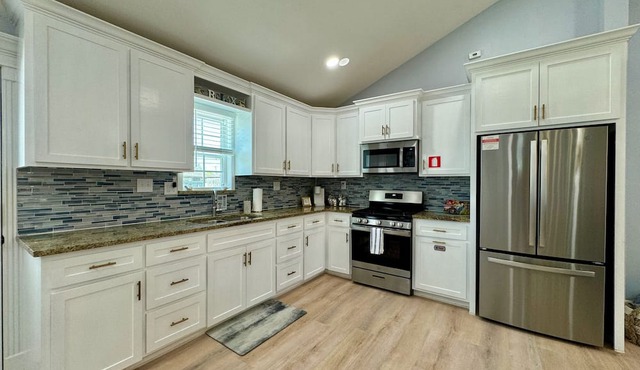 Bay Area Cottage - Conveniently located with all the amenities of home!