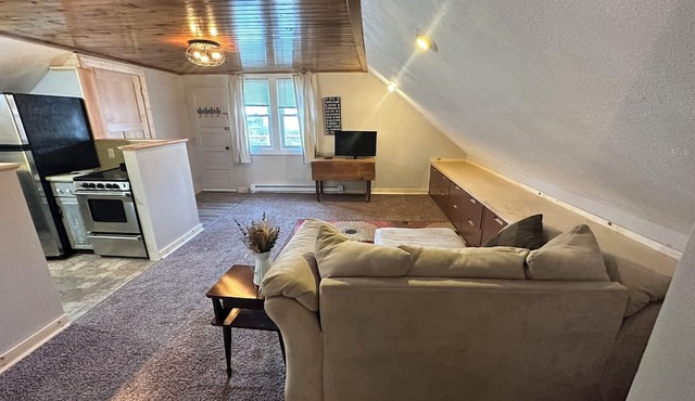 2 Bedroom, 1 bath-Upper