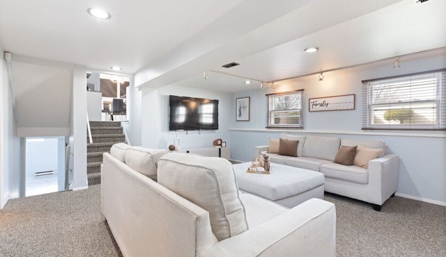 Escape to The Hills: Spacious 3-Bed Retreat with Family & Game Rooms - Sleeps 8!
