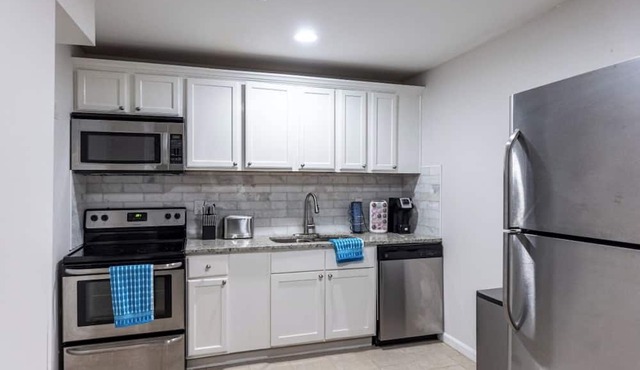 Luxurious Suite with 5-Star Amenities and Prime Location!