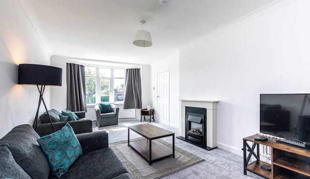 4BR House in Bramcote with Driveway for 2 Cars