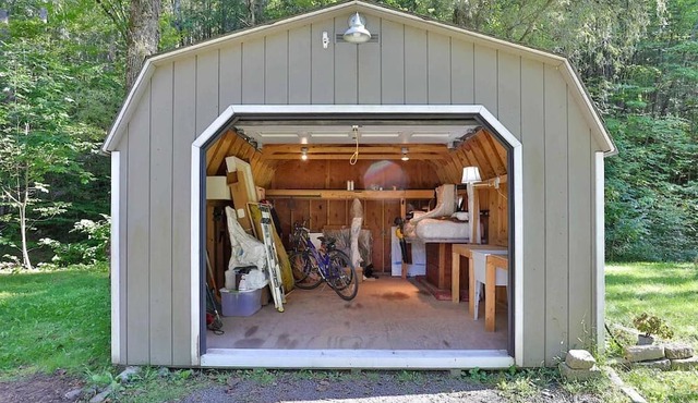 Mid-century Country Cottage on creek with mountain views near Woodstock