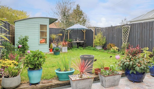 6 THE COTTRELLS, pet friendly, with open fire in Angmering