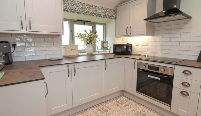 BURROWS END, pet friendly, with open fire in Cleobury Mortimer