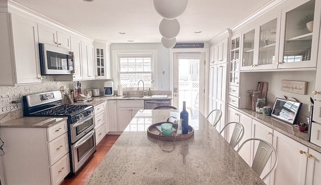 Boston sandy shanty: Single home steps to the sea.