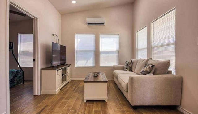 Escape to our TINY & cozy 2 bedroom cabin in Aransas Pass, perfect for families of up to 6