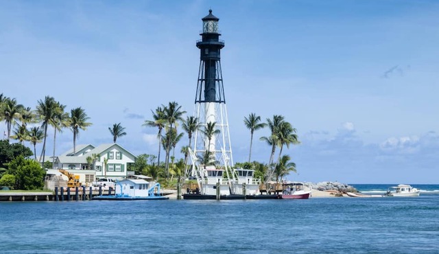 Luxurious Oasis with Private Pool, BBQ Grill, Golf Access, Beaches & Shopping