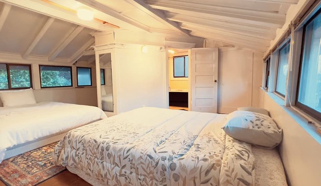 Lake Washington Cottage in middle of busy Columbia City 5 mins to Downtown