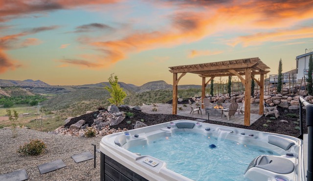 The Watchman by AvantStay | 20 Min to Zion | Hot Tub + View
