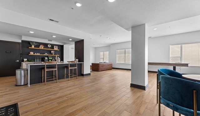 LUX 2B2B | Parking, Pool, WiFi | Near DTA