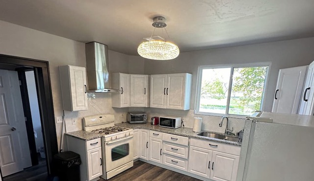 Modern Oasis: Spacious 6-Bedroom