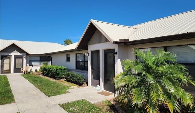 Cozy Villa located minutes to downtown, the racetrack & golf courses.