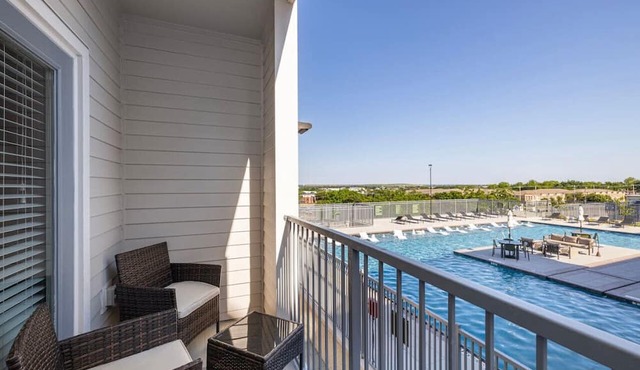 Modern Lakeside 1BD with Pool, Gym & Office Space