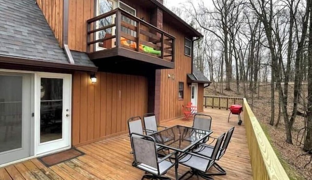 Peaceful home minutes from town. Hot tub, fire pit, game room. Dog friendly!