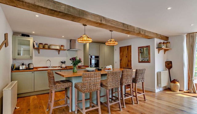 Town Living Farm - Threshing Barn