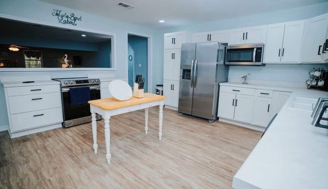Clean/spacious 4 bed & 3 bath home sleeps 12. 3 miles from Toledo Town & Tackle.
