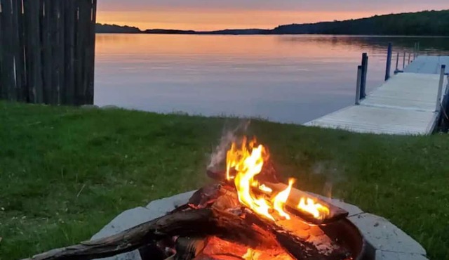 Welcome to Black Bear Cottage in desirable Pinkham's cove with water views!