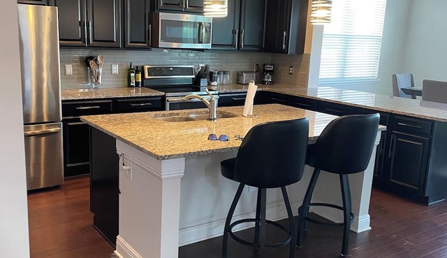 Plenty of space to relax with 2600 sq. ft! Pet friendly! 5 min from SFB airport