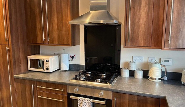 Hawarden/Semi-detached/Corporate friendly/Drive