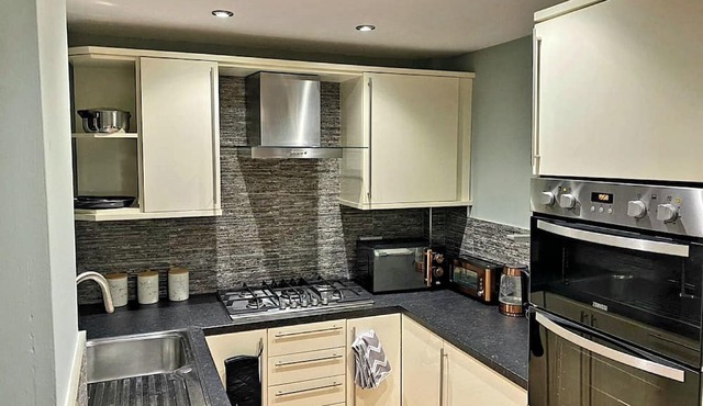 Modern Home in Newcastle, right next to a Golf Course!