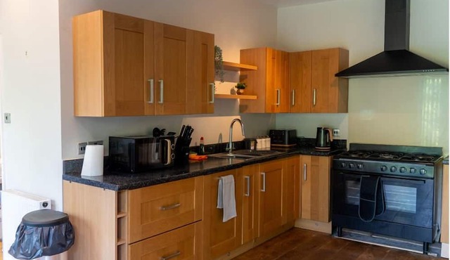 Spacious property Sleeps 13 Guests in Shirley