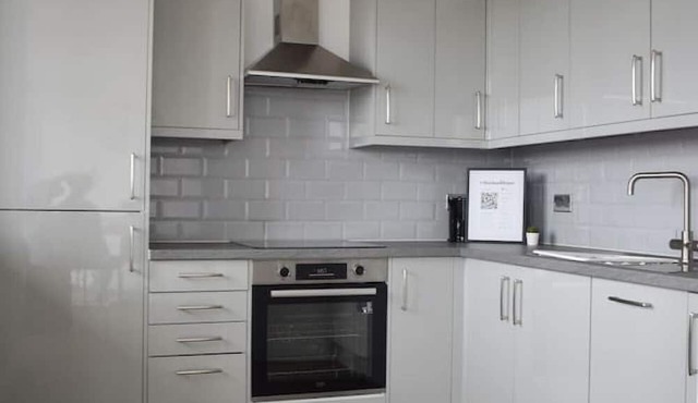 Beautiful two bedroom with balcony in Brentwood