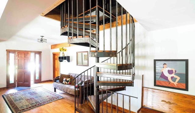 This cabin is a 5 bedroom(s), 3 bathrooms, located in Pomona, IL.