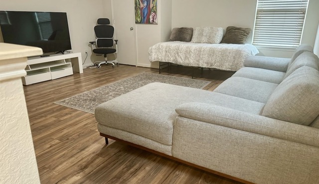Delightful 4-Bedroom Residence Sugarland Convenient Access to All Amenities