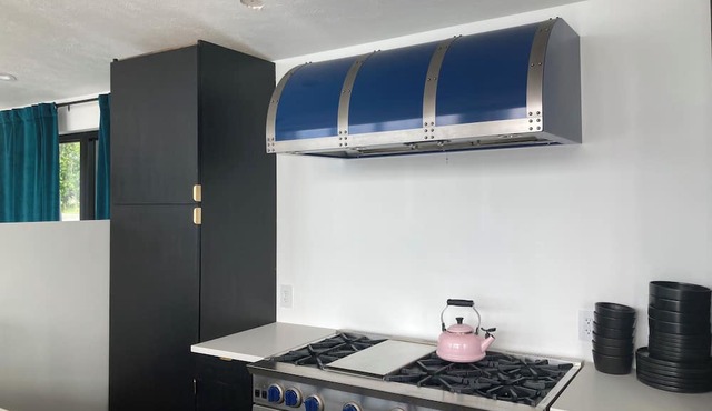 MODERN & NEW Lake Home w/swimmable beach and built in entertainment