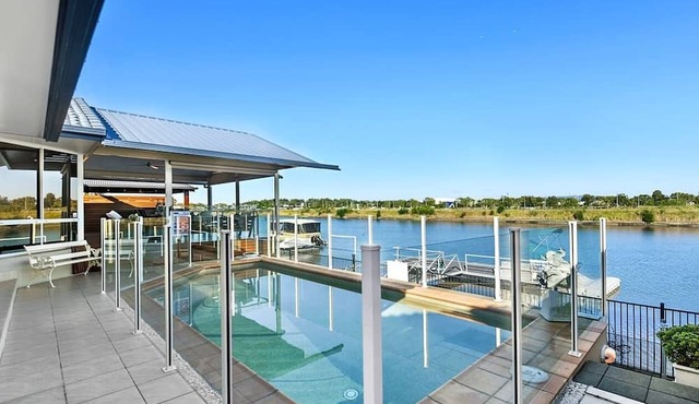 Charming Oasis Waterfront Retreat Private pool