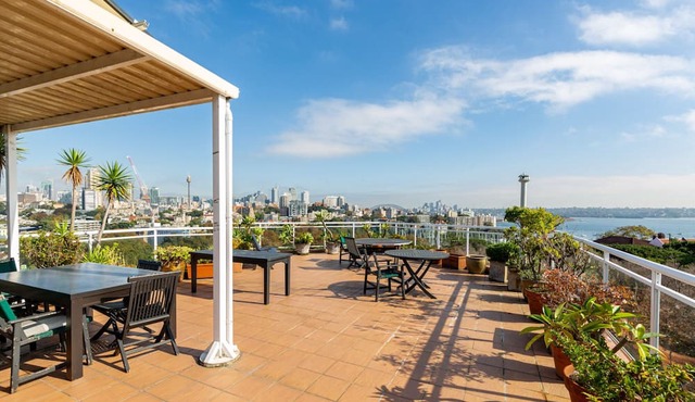 Elegant Studio with Rooftop Harbour Views