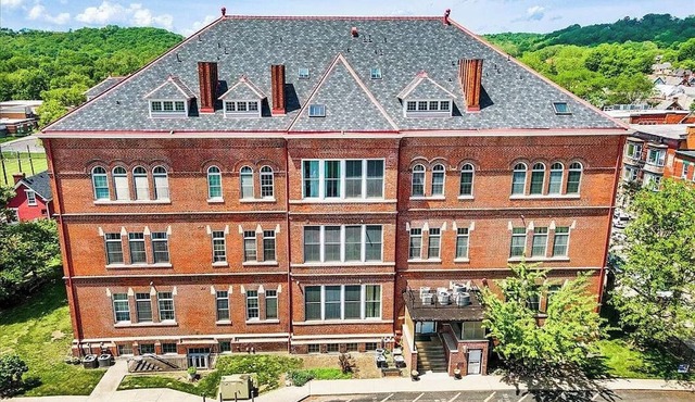 Historic cozy classroom condo in vibrant neighborhood, close to UC, downtown