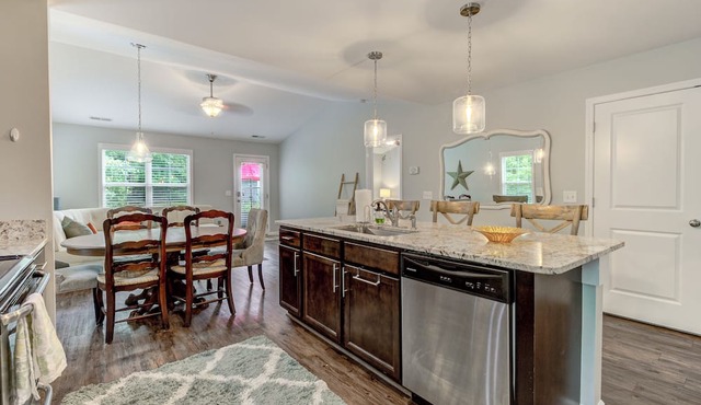 Modern Townhome, Sleeps 6, Mins to Beach, Restaurant, & Shops