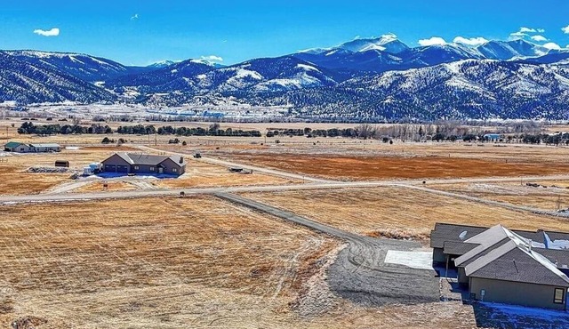 Country retreat minutes away from skiing, downtown, biking, and river life!