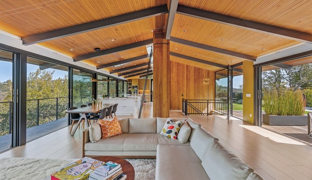 Stunning Hilltop Home with Views, Pool and Spa