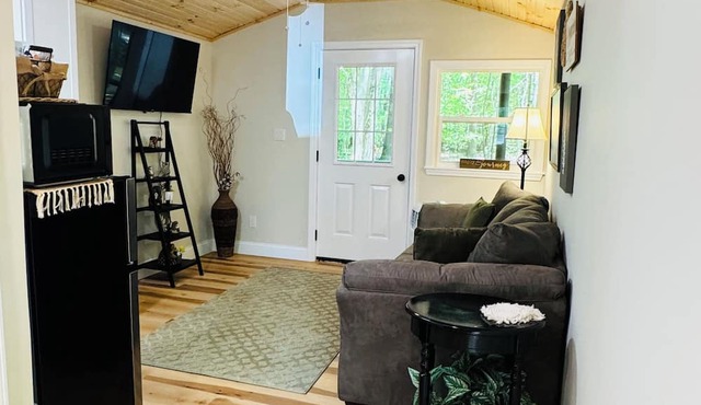 Unit 4 LODGE Secluded Woodsy Lodge Retreat with Modern Comforts Near Frankenmuth