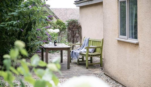 Charming 2 Bed/1 Bath Bungalow in Beverston Castle