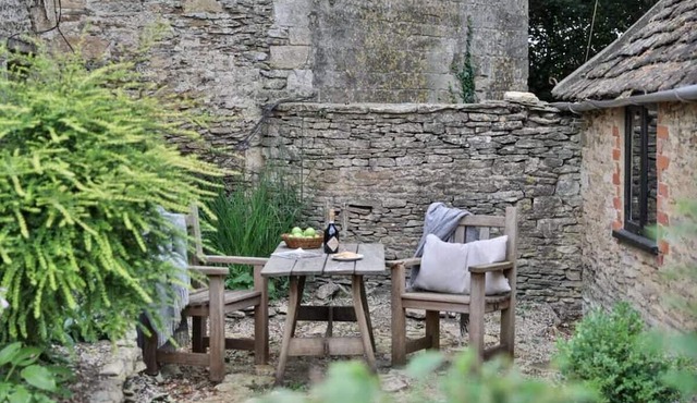 Cozy Beverston Castle Cottage:1 Bed/1 Bath Retreat