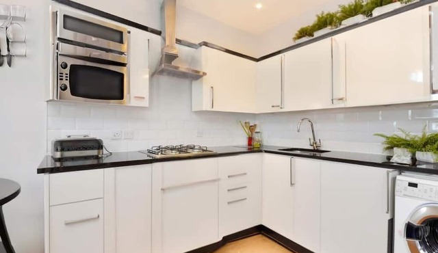 Stunning & Spacious by Spitafields