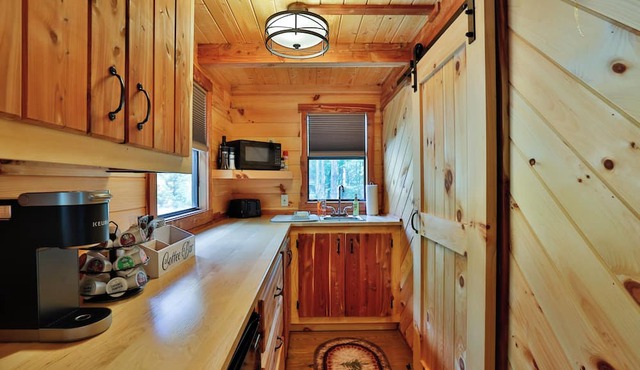 Secluded Cabin on a Private Lake w/kayaks and great outdoor activities