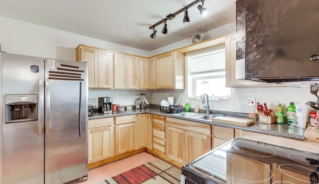 Quaint Archer Farmhouse: Peaceful & Quiet Setting!