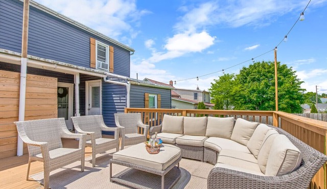 7 bedrooms, 2 kitchens, & furnished patio!